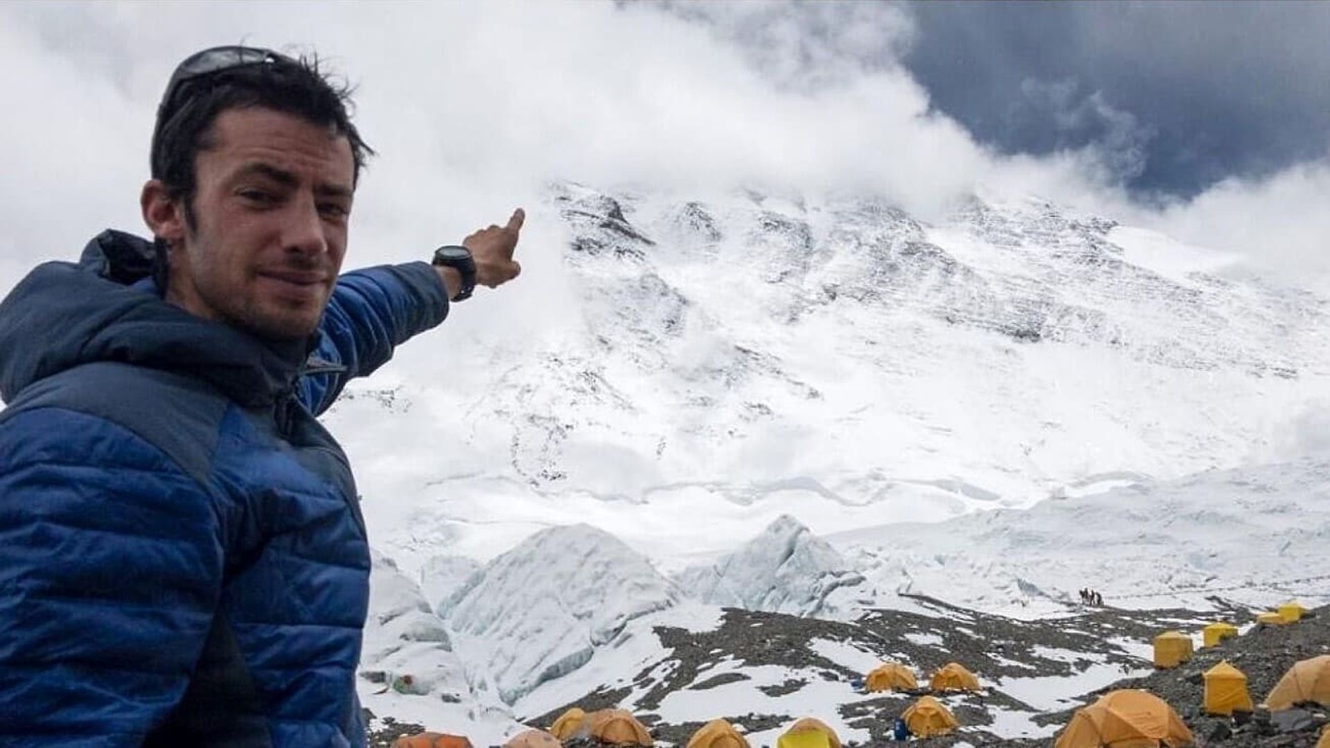 Kilian Jornet: Path to Everest background