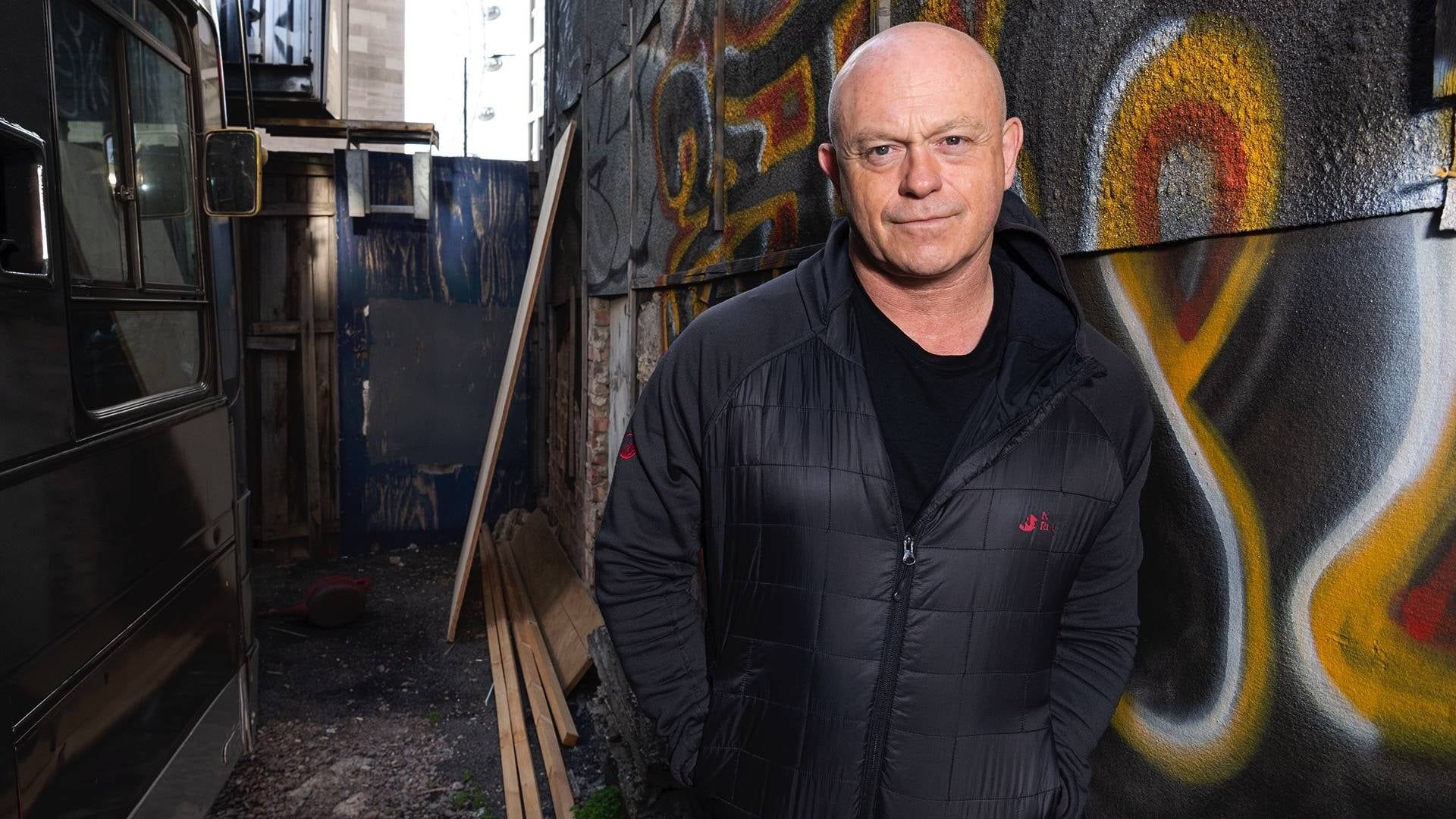 Ross Kemp Living with... background