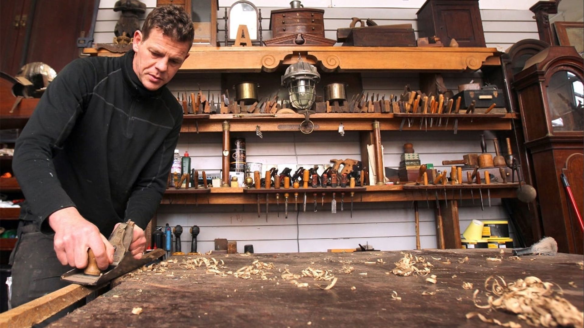 Salvage Hunters: The Restorers background